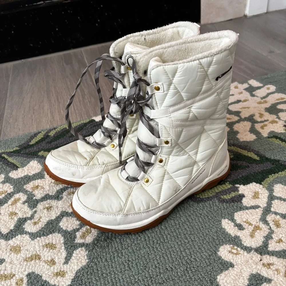 Columbia Women's white omniheat snow boots